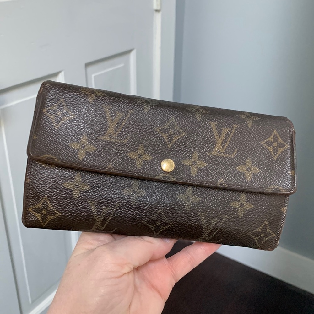 2008 authentic Louis Vuitton Sarah wallet - poor corners